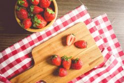 Erdbeeren halbiert und geschnitten